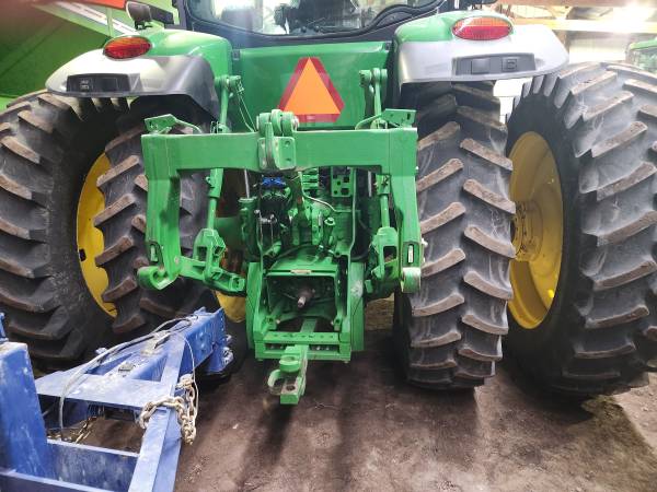 John Deere 8235R