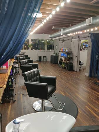 ??Booth and private studio for rent in beautiful Stadium District salon??