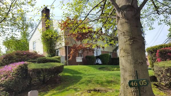 Triplex Pet friendly * 2 Bedroom/ Woodburning fireplace & Yard/Patio