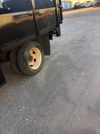 2015 Isuzu NPR with lift gate