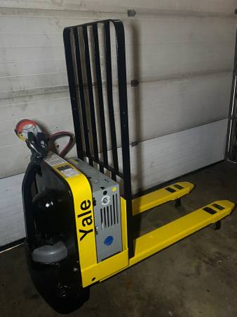 Yale 24 Volt Pallet Jack Forklift