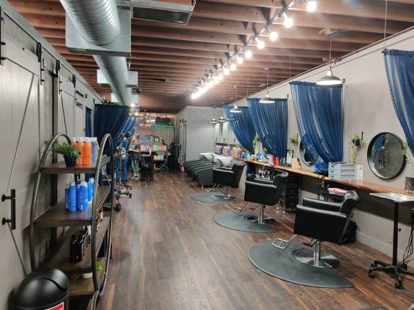 ??Booth and private studio for rent in beautiful Stadium District salon??