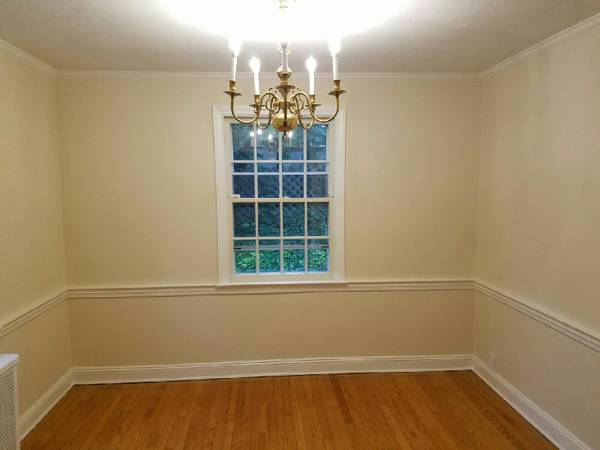 Triplex Pet friendly * 2 Bedroom/ Woodburning fireplace & Yard/Patio