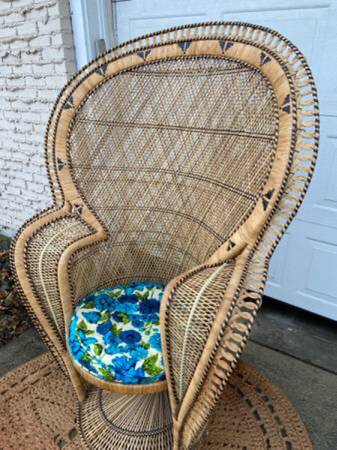 INCREDIBLY STUNNING Vintage Peacock Chair with original chair cushion