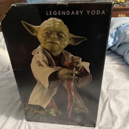 Star Wars legendary Yoda new in box