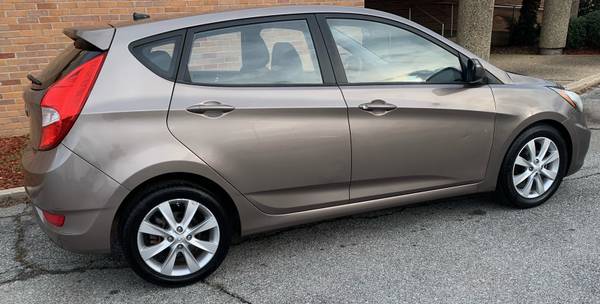 2012 Hyundai Accent* L0W Miles * Like NEW!!