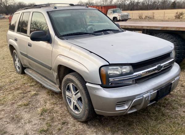 Two 05 Chevy Trailblazer part outs