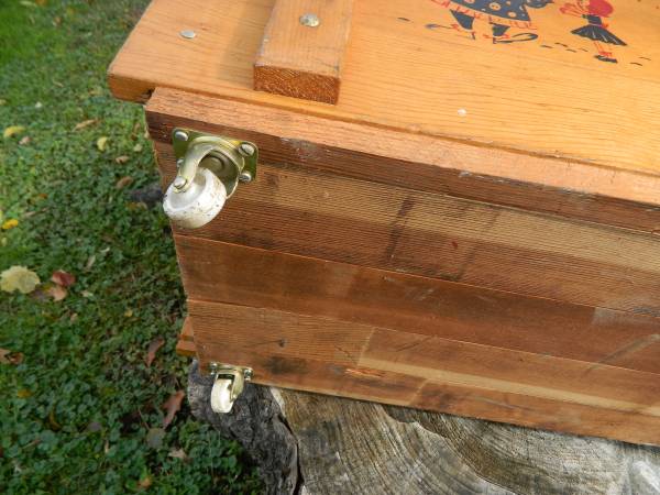 wood toy chest/with picture on it