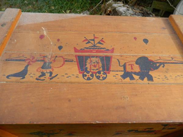 wood toy chest/with picture on it