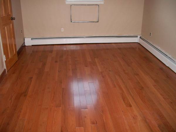 Large 2 bedrooms apt,quiet area,utilites included!