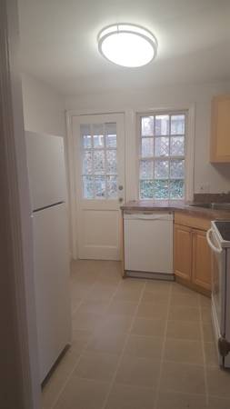 Triplex Pet friendly * 2 Bedroom/ Woodburning fireplace & Patio