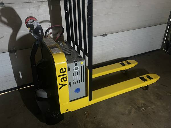 Yale 24 Volt Pallet Jack Forklift