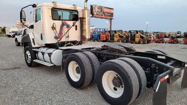 2012 Cat CT660 430hp Cat CT13 10spd Daycab Semi Truck Day Cab