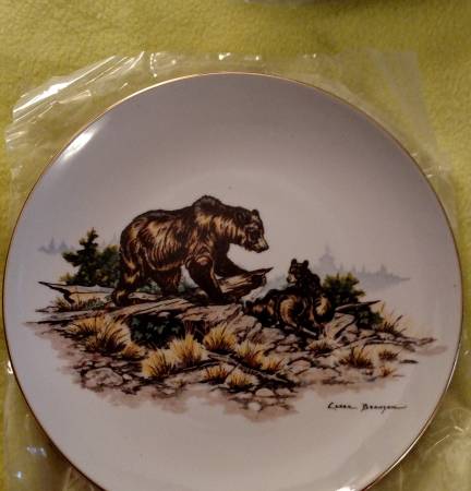 Set of 6 collectible Wildlife Plates with Case Clark Bronson MINT