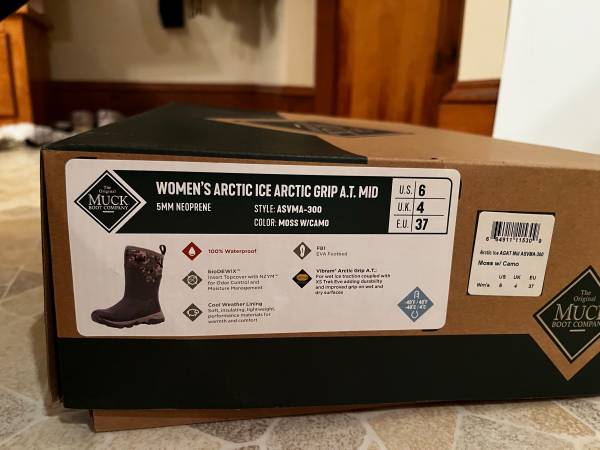 BRAND NEW MUCK BOOTS SIZE 6, ARCTIC GRIP MID