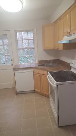 Triplex Pet friendly * 2 Bedroom/ Woodburning fireplace & Patio