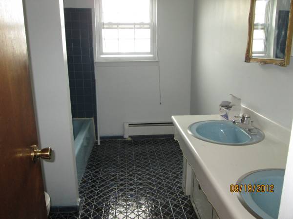 Large 2 bedrooms apt,quiet area,utilites included!