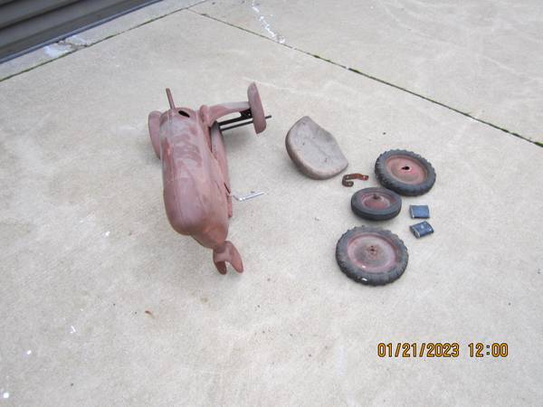 OLD RARE HARD TO FINE MINNIOLAPIS MOLINE BULLET NOSE PEDAL TRACTOR