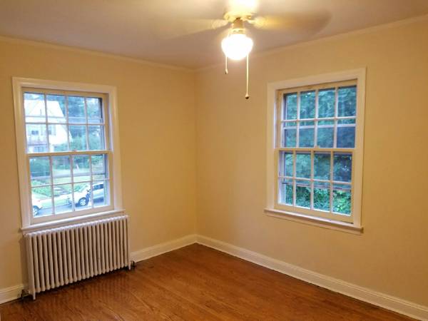 Triplex Pet friendly * 2 Bedroom/ Woodburning fireplace & Yard/Patio