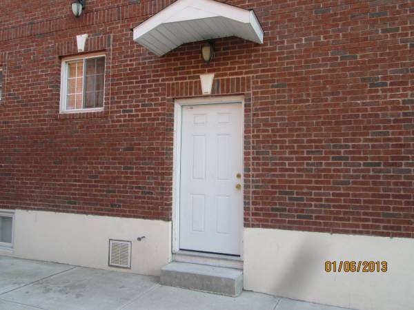 Large 2 bedrooms apt,quiet area,utilites included!