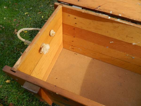 wood toy chest/with picture on it