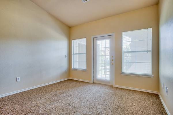 Hardwood Floors in Kitchen, Ceiling Fans, Business Center