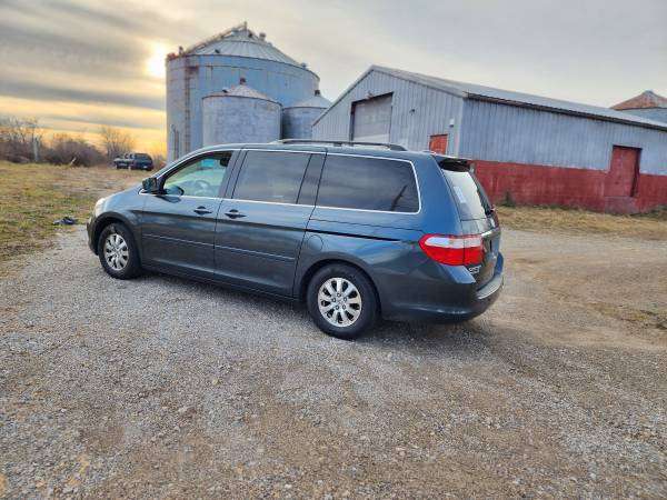 2006 Honda Odyssey mini van with tv