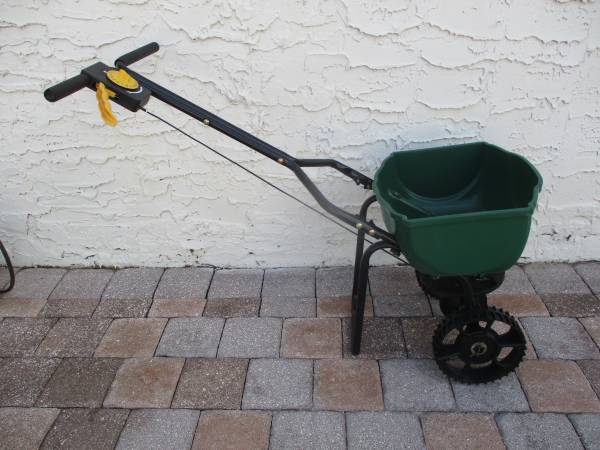 Expert Gardener Standard Drop Fertilizer Spreader