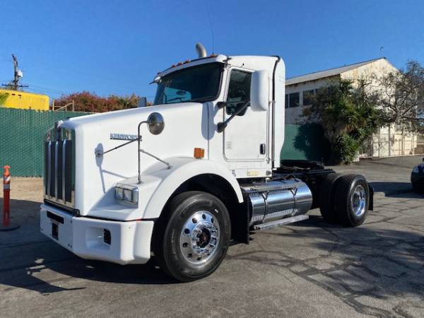 2009 KENWORTH T800 SINGLE AXLE TRUCK