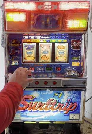 QUARTER / TOKEN SURF TRIP SLOT MACHINE, MANUAL