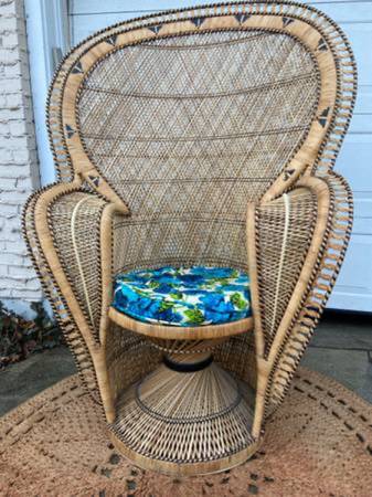 INCREDIBLY STUNNING Vintage Peacock Chair with original chair cushion