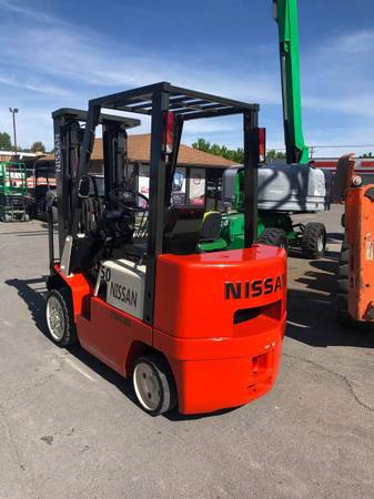 Forklift Warehouse Nissan 50 4,400 LB Capacity 180″ Lift Height Side S