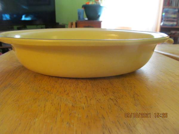 Pfaltzgraff serving bowl with handles