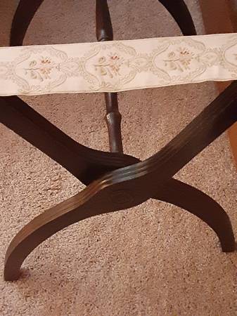 Foldable antique blanket stand