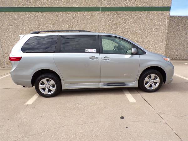 FULLY SERVICED TOYOTA SIENNA LE HANDICAP WHEELCHAIR MOBILITY RAMP VAN