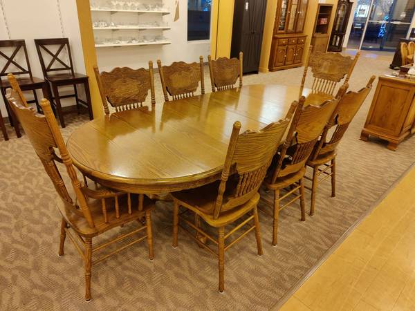 Oak Dining Table w/8 Chairs