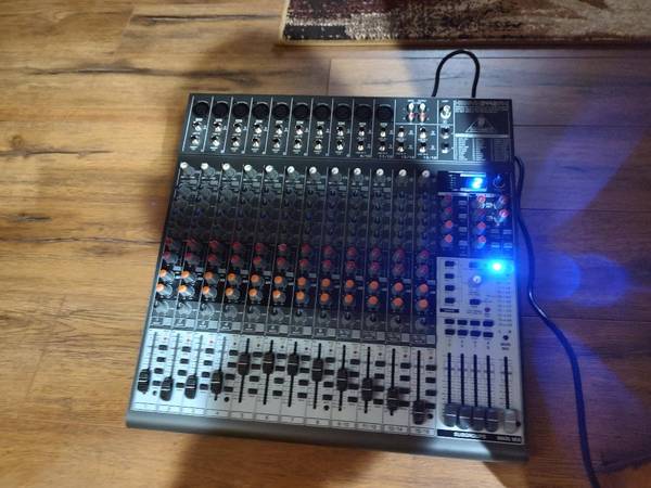 Behringer Xenyx 2442 FX Mixer