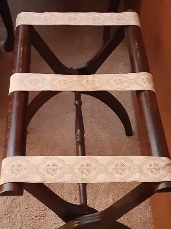 Foldable antique blanket stand